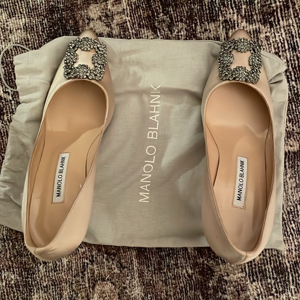 Never worn Manolo blahnik hangisi nude size 39.5